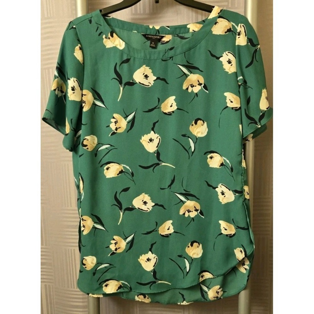 Banana Republic Women's Size Medium Green Floral Round Neck Short Sleeve Blouse